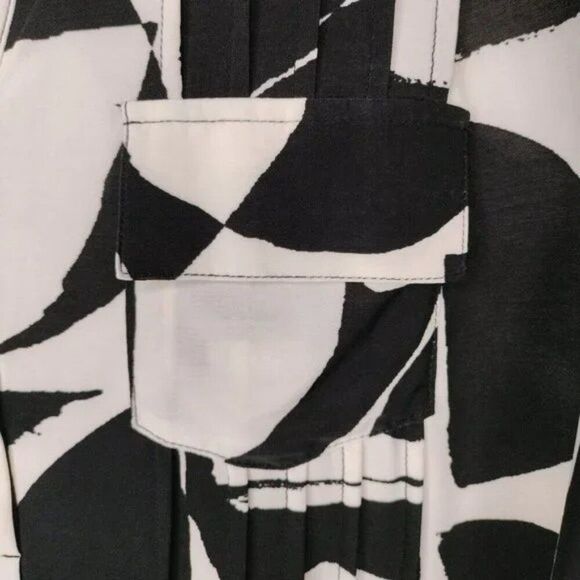 NWT Cocomo Plus Size 1X Black & Ivory Geo Print Pintuck Short Sleeve Top - Picture 3 of 7